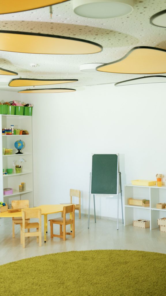 Licht klaslokaal met houten tafels en stoelen